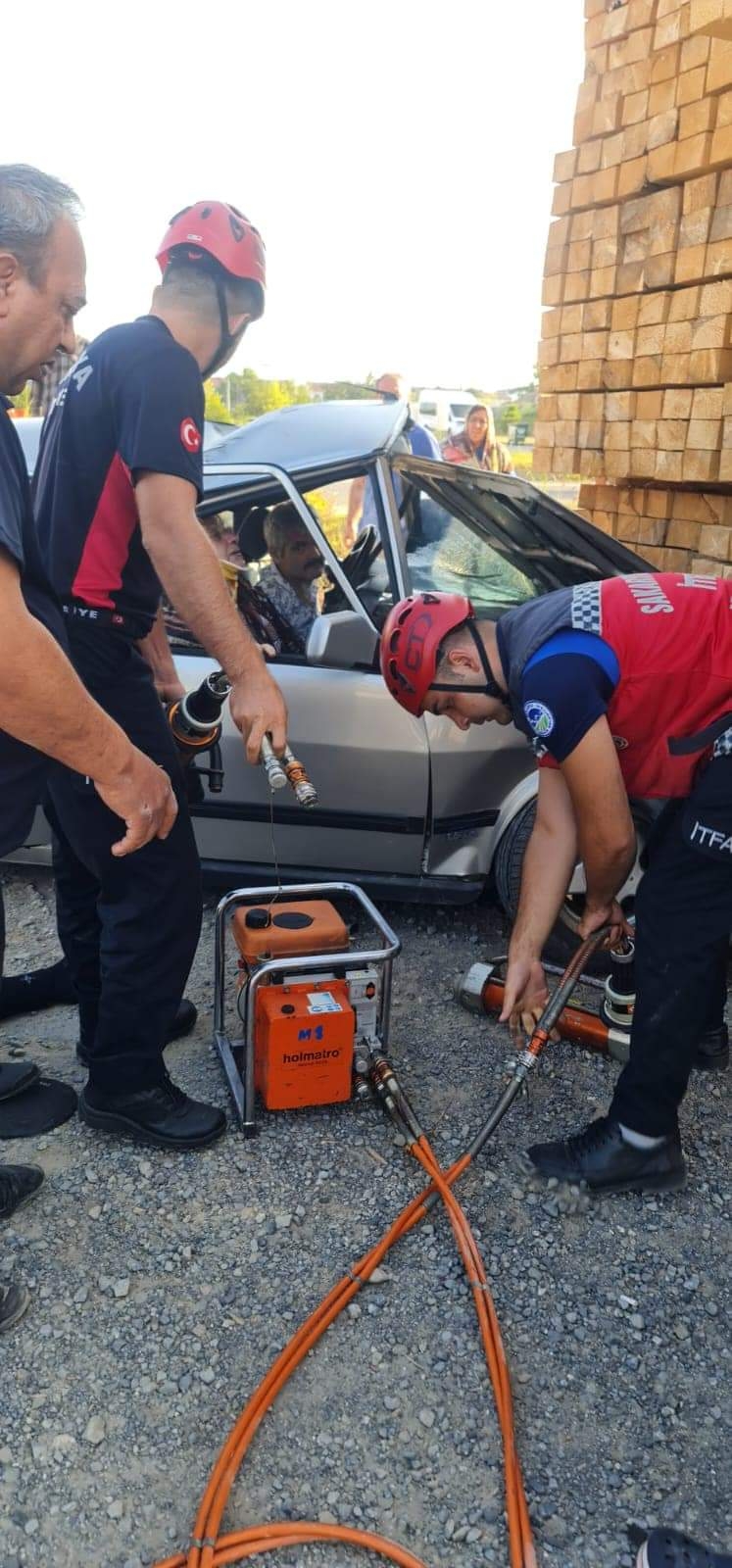 Otomobil kereste deposuna daldı: 5 yaralı