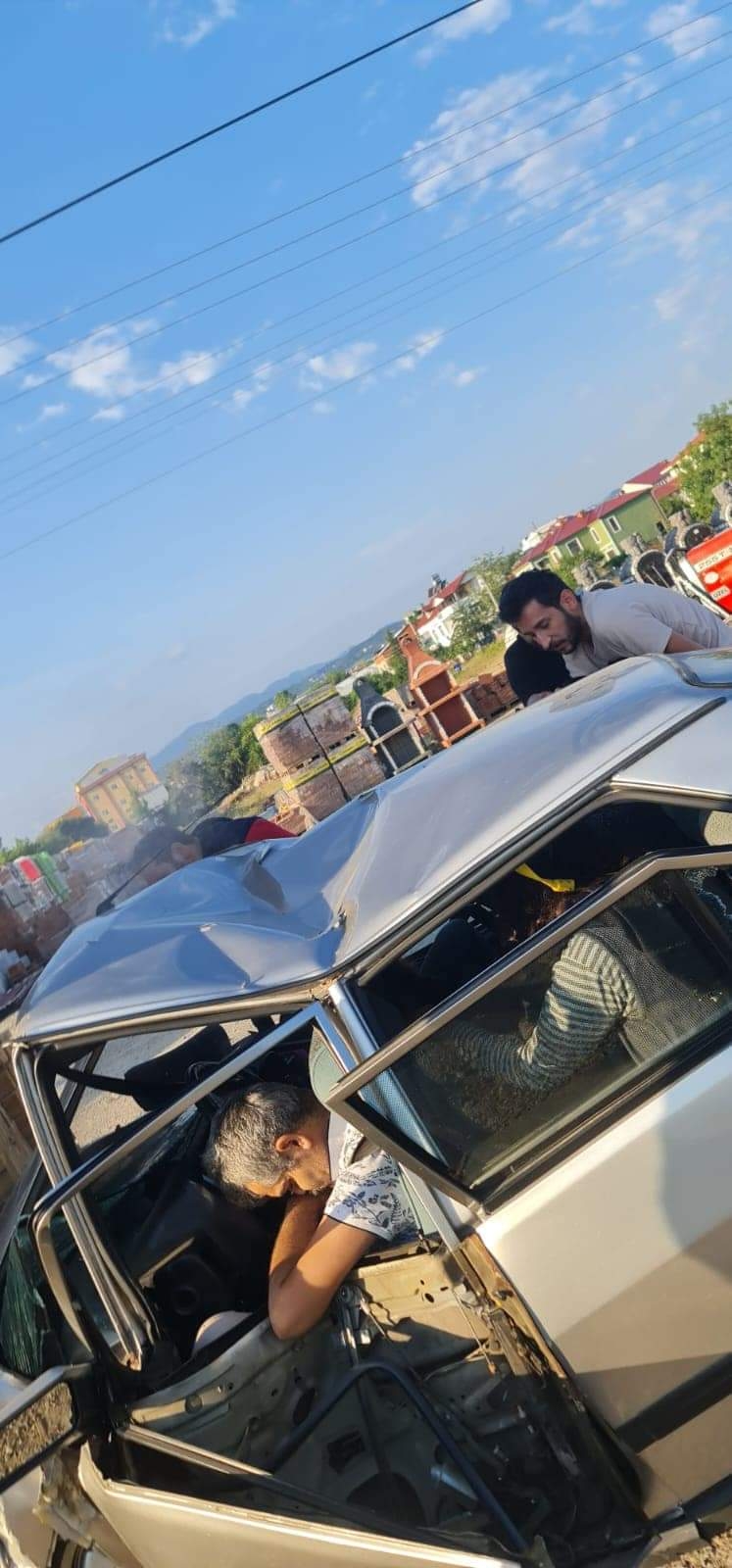 Otomobil kereste deposuna daldı: 5 yaralı