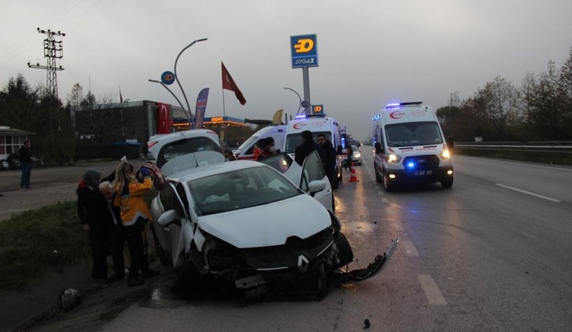 Otomobil menfeze çarptı: 5 yaralı