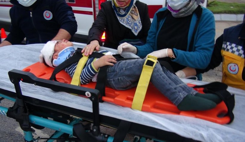 Otomobil menfeze çarptı: 5 yaralı