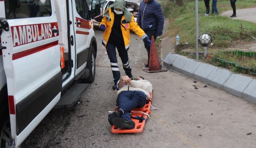 Otomobil menfeze çarptı: 5 yaralı