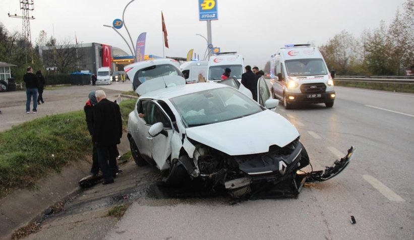 Otomobil menfeze çarptı: 5 yaralı