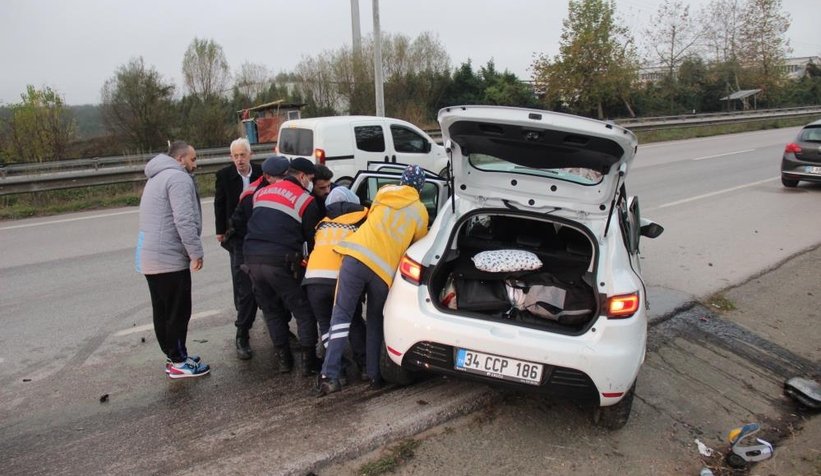 Otomobil menfeze çarptı: 5 yaralı