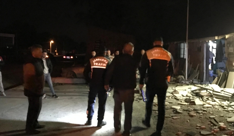 Otomobil mermer atölyesine girdi