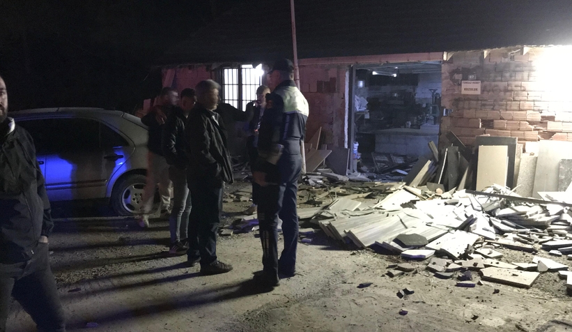 Otomobil mermer atölyesine girdi