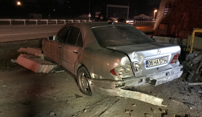 Otomobil mermer atölyesine girdi