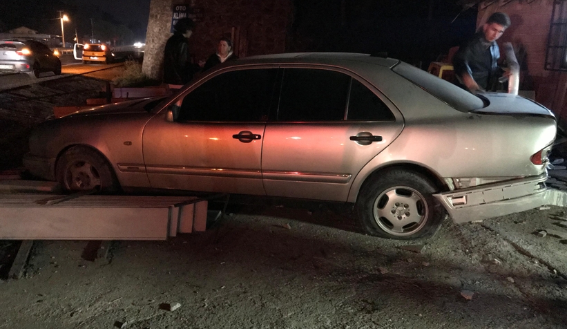 Otomobil mermer atölyesine girdi