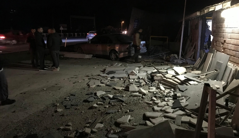 Otomobil mermer atölyesine girdi