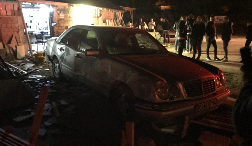 Otomobil mermer atölyesine girdi