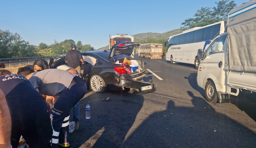 Otomobil patates yüklü kamyona çarptı 5 yaralı