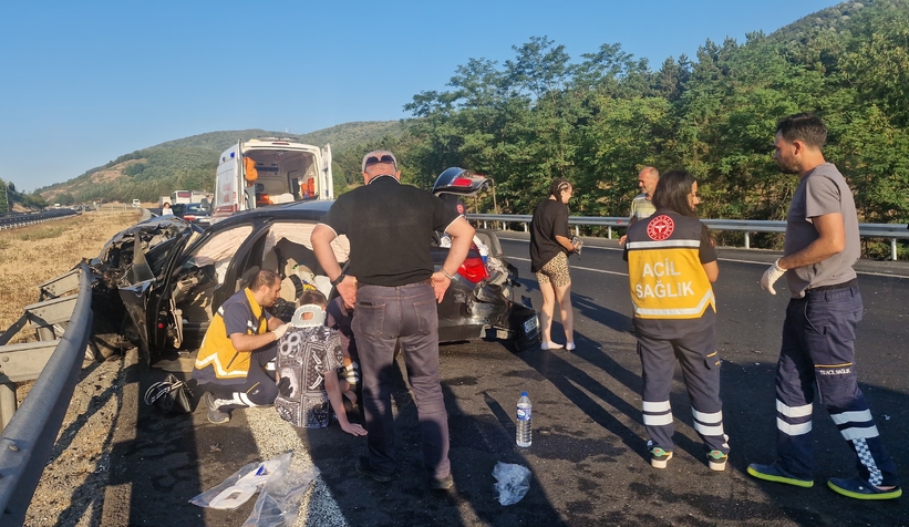 Otomobil patates yüklü kamyona çarptı 5 yaralı