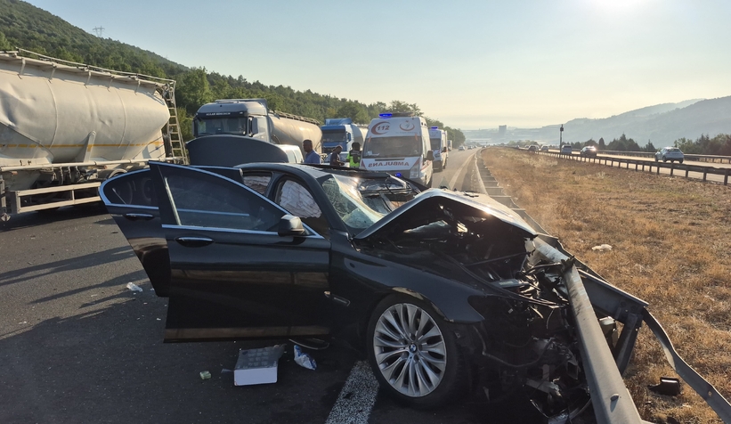 Otomobil patates yüklü kamyona çarptı 5 yaralı