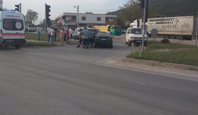 Otomobil refüje çarpıp karşı yöne geçti