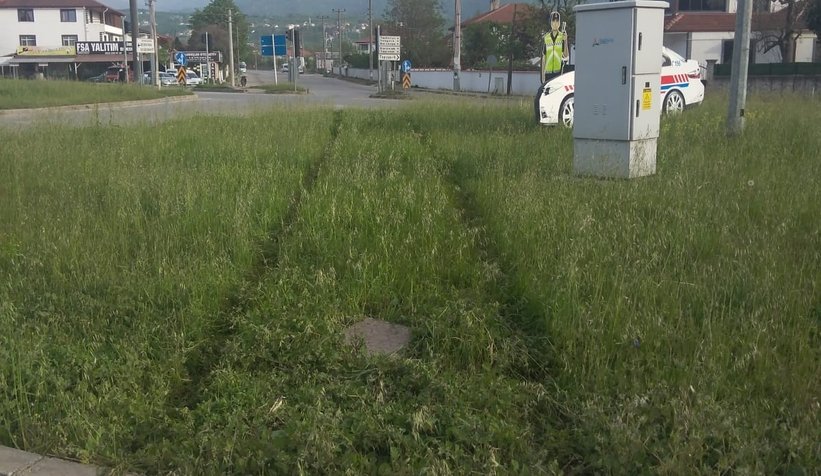 Otomobil refüje çarpıp karşı yöne geçti