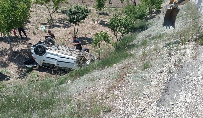 Otomobil şarampole uçtu, 3 kişi yaralandı