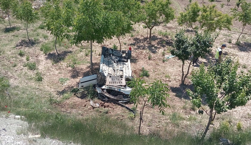 Otomobil şarampole uçtu, 3 kişi yaralandı