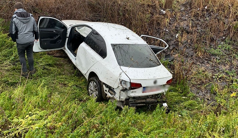 Otomobil şarampole uçtu