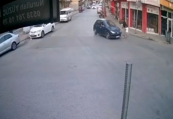 otomobil-surucusu-az-kalsin-anne-ve-cocugunu-eziyordumgvxazrqmm