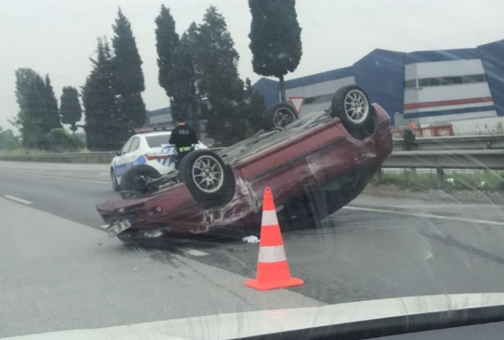Otomobil takla attı, ulaşım aksadı