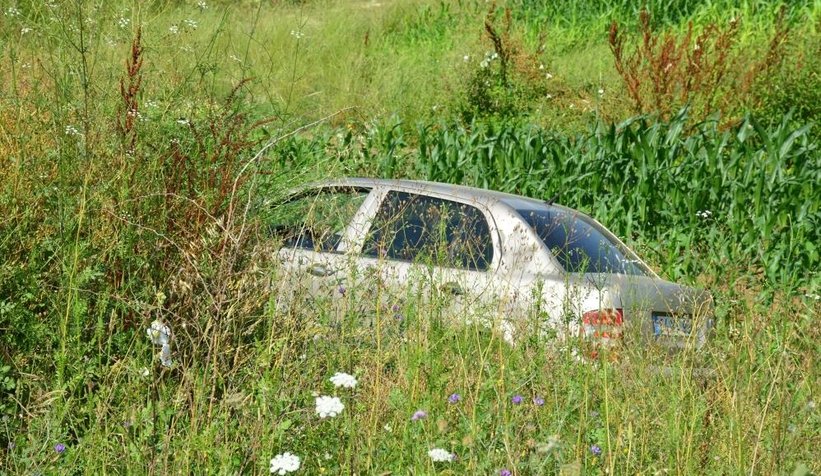 Otomobil tarlaya uçtu