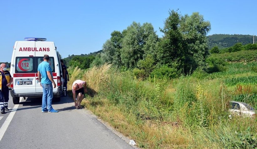 Otomobil tarlaya uçtu