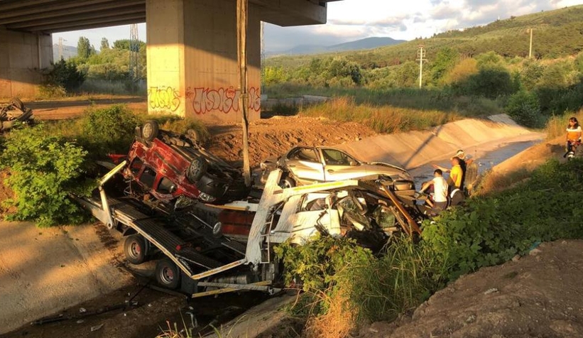 Otomobil taşıyan tır viyadükten uçtu