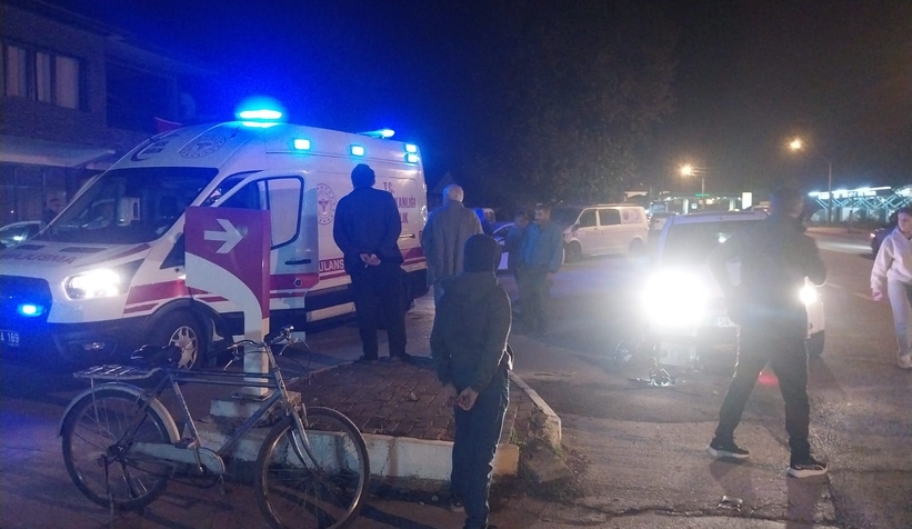 Otomobil ters yönden gelen elektrikli bisiklete çarptı