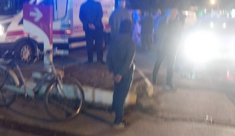 Otomobil ters yönden gelen elektrikli bisiklete çarptı