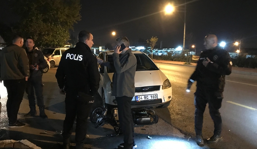 Otomobil ters yönden gelen elektrikli bisiklete çarptı