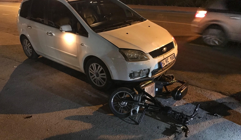 Otomobil ters yönden gelen elektrikli bisiklete çarptı
