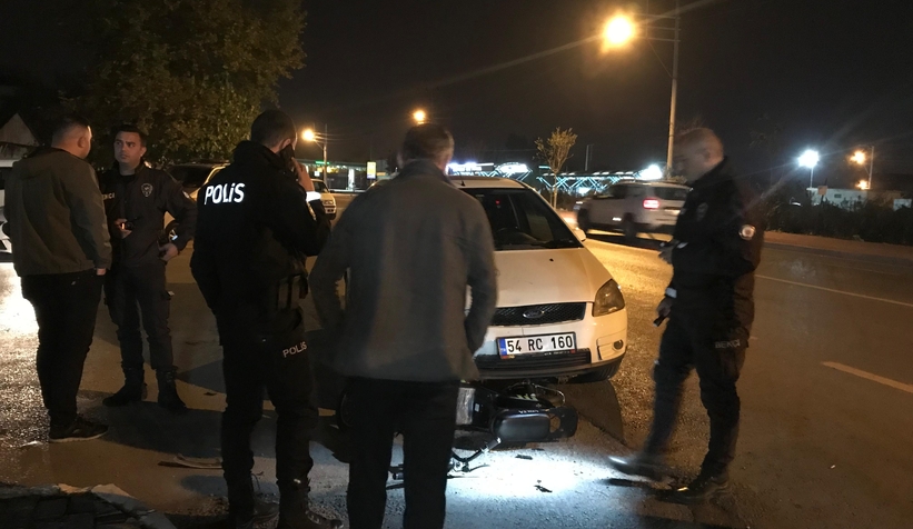 Otomobil ters yönden gelen elektrikli bisiklete çarptı