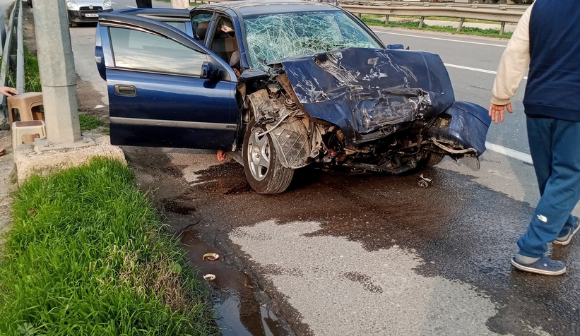 otomobil-tira-carpti-yaralilar-vard1psruxirg