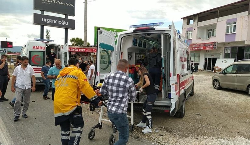 Otomobil tıra ok gibi saplandı: 3’ü çocuk 5 yaralı