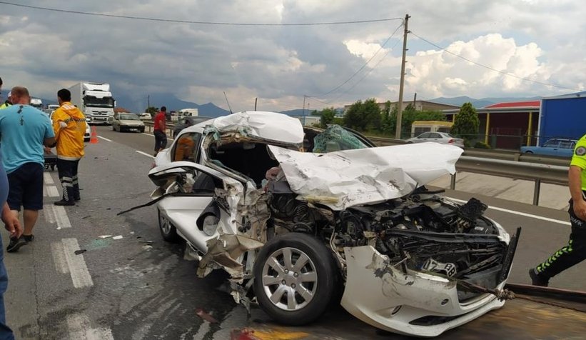 Otomobil tıra ok gibi saplandı: 3’ü çocuk 5 yaralı