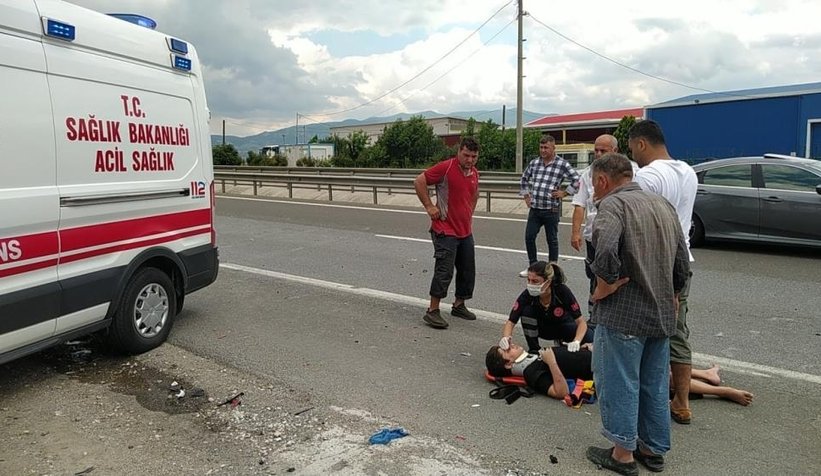 Otomobil tıra ok gibi saplandı: 3’ü çocuk 5 yaralı