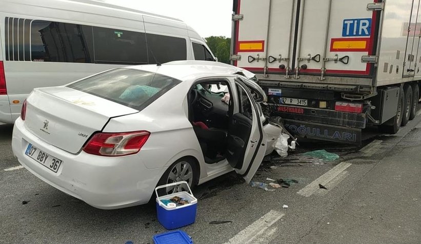 Otomobil tıra ok gibi saplandı: 3’ü çocuk 5 yaralı