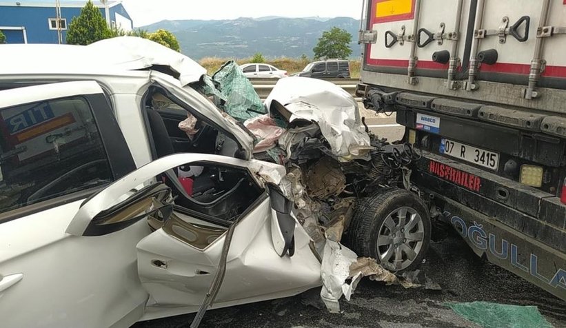 Otomobil tıra ok gibi saplandı: 3’ü çocuk 5 yaralı