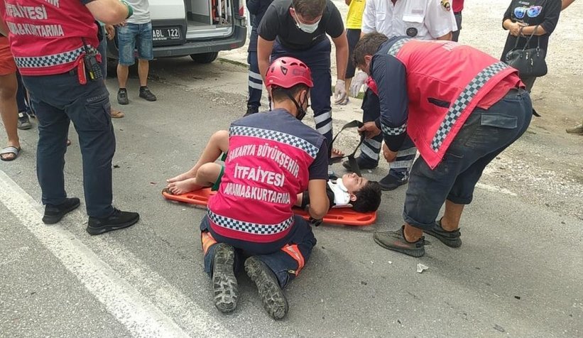 Otomobil tıra ok gibi saplandı: 3’ü çocuk 5 yaralı