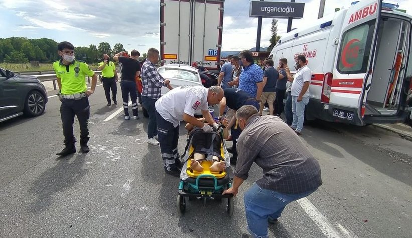 Otomobil tıra ok gibi saplandı: 3’ü çocuk 5 yaralı