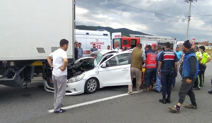 Otomobil tıra ok gibi saplandı: 3’ü çocuk 5 yaralı