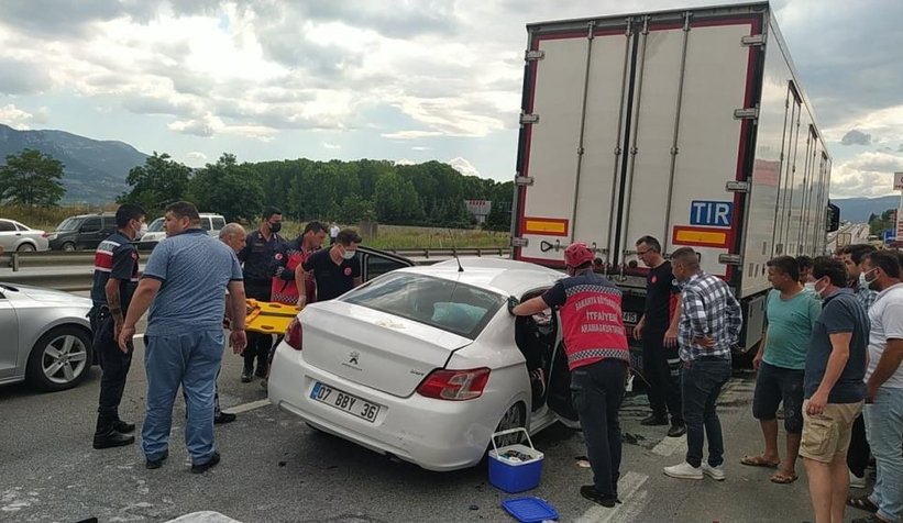 Otomobil tıra ok gibi saplandı: 3’ü çocuk 5 yaralı