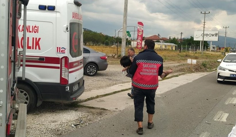Otomobil tıra ok gibi saplandı: 3’ü çocuk 5 yaralı