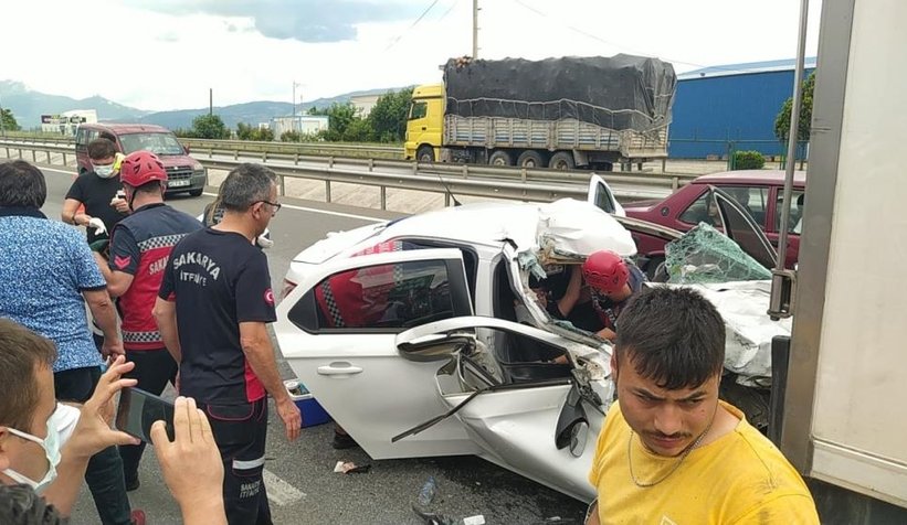 Otomobil tıra ok gibi saplandı: 3’ü çocuk 5 yaralı