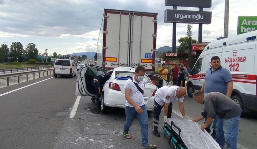 Otomobil tıra ok gibi saplandı: 3’ü çocuk 5 yaralı