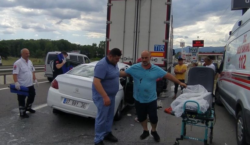 Otomobil tıra ok gibi saplandı: 3’ü çocuk 5 yaralı