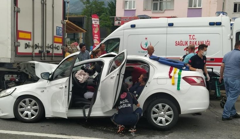 Otomobil tıra ok gibi saplandı: 3’ü çocuk 5 yaralı