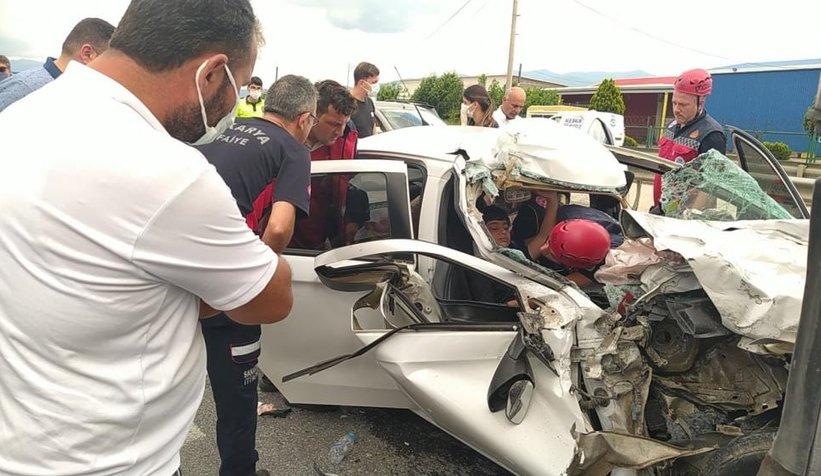 Otomobil tıra ok gibi saplandı: 3’ü çocuk 5 yaralı