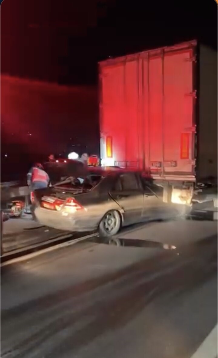 Otomobil tıra ok gibi saplandı