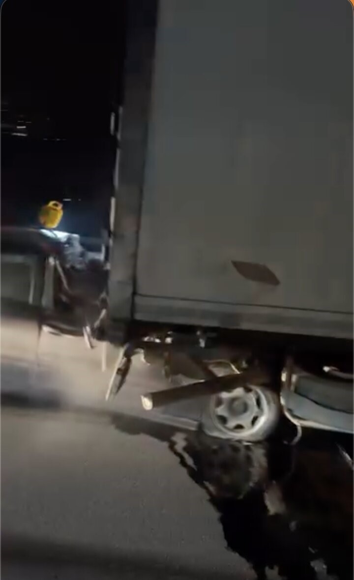 Otomobil tıra ok gibi saplandı