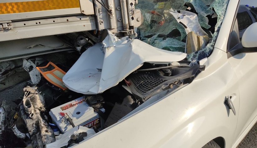 Otomobil tıra ok gibi saplandı